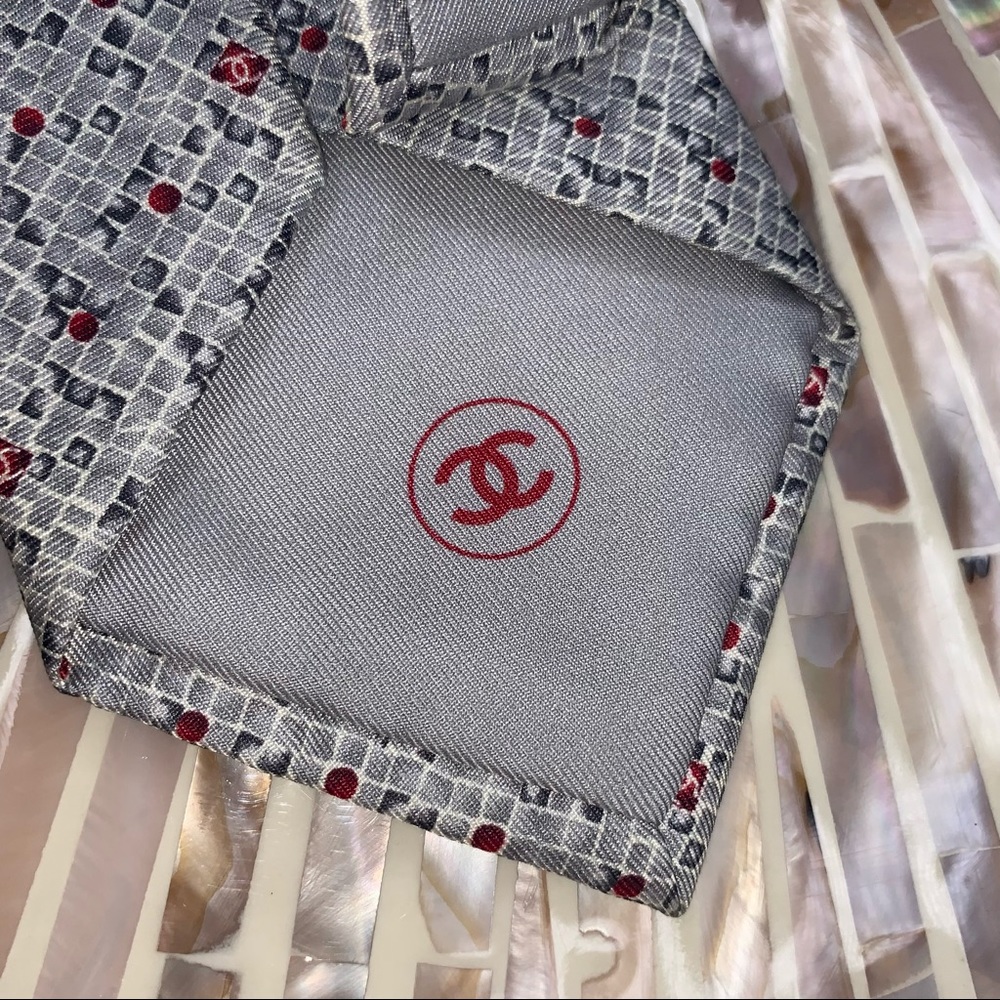 ꧁༒☬𝓡𝓮𝓼𝓮𝓻𝓿𝓮𝓭☬༒꧂
Please do not purchase! CHANEL SILVER 100% SILK LOGO TIE - Picture 12 of 15